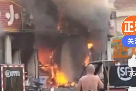 Hình ảnh vụ cháy được người dân ghi lại. (Ảnh cắt từ clip của Zhengguanxinwen)