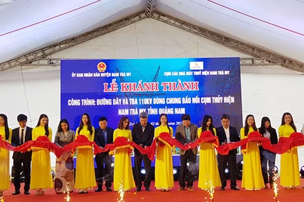 Cắt băng khánh thành công trình.