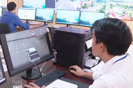 Giám sát phương tiện trên đường phố thông qua hệ thống camera tại Trung tâm Giám sát, điều hành đô thị thông minh thành phố Đồng Hới.