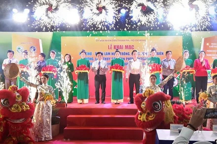 Nghi thức cắt băng khai mạc hội chợ triển lãm.