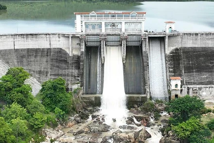 Hồ Tân Giang, huyện Thuận Nam đang xả lũ.