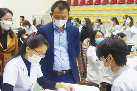 Giám đốc CDC Quảng Bình Đỗ Quốc Tiệp (đứng giữa) giám sát công tác tiêm vaccine phòng dịch Covid-19 cho học sinh.