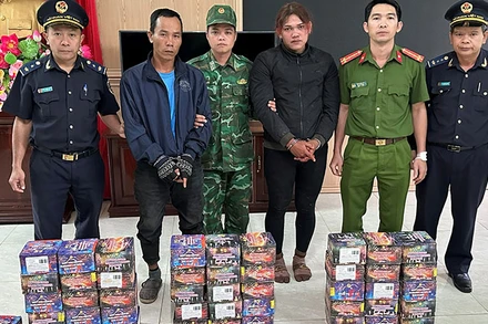 Đối tượng Nguyễn Đình Thọ và Puih Đông cùng tang vật bị bắt giữ ngày 19/12.