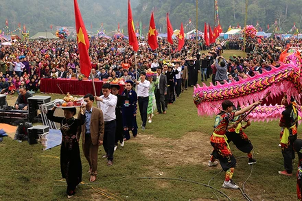 Rước cỗ cầu mùa là hoạt động chính thường niên trong phần lễ của lễ hội lồng tồng Ba Bể. (Ảnh: Hương Dịu)