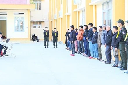 Các đối tượng tham gia đường dây đánh bạc bằng hình thức cá độ bóng đá tại cơ quan Công an.