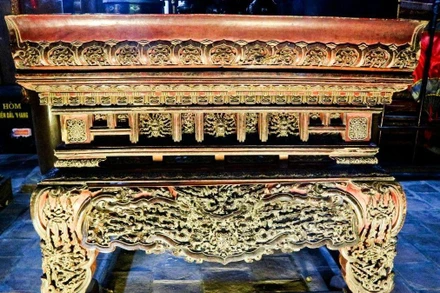 Chiếc hương án (còn gọi nhang án) được tạo tác thế kỷ 17 đặt trong tòa ống muống chùa Keo Thái Bình, được công nhận bảo vật quốc gia năm 2021.