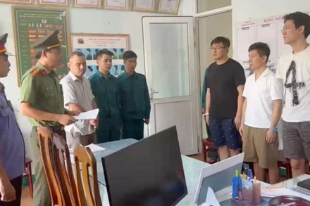 Công an tống đạt các quyết định khởi tố bị can, bắt tạm giam các đối tượng.