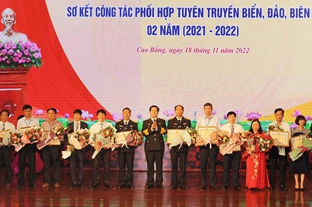 Thủ trưởng Bộ Tư lệnh Hải quân trao Bằng khen cho các tập thể, cá nhân có nhiều thành tích trong tuyên truyền về biển, đảo, biên giới.