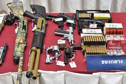 Một số vũ khí bất hợp pháp cảnh sát thu giữ trong các đợt vây ráp. (Ảnh: Bưu điện Bangkok)