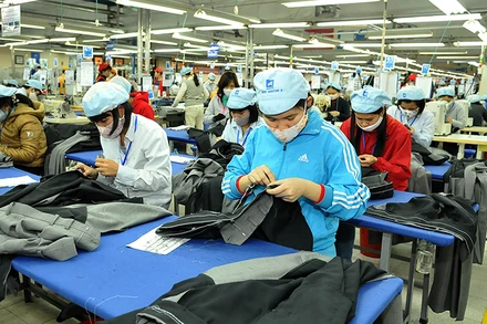 Công nhân làm việc trong xưởng may, Tổng công ty May 10. (Ảnh: NGUYỄN ĐĂNG)