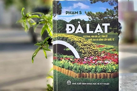 Bìa sách “Đà Lạt-Festival Hoa Đà Lạt tầm cỡ quốc gia và đẳng cấp quốc tế” của tác giả Phạm S.