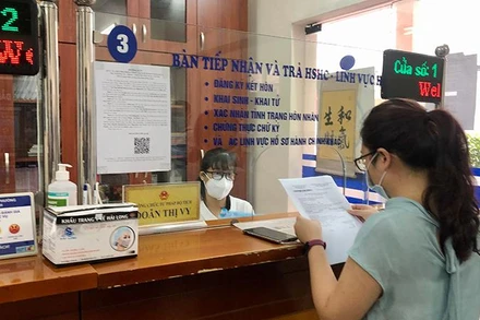 Công dân làm thủ tục hành chính tại Ủy ban nhân dân phường Ngọc Khánh (quận Ba Đình). (Ảnh: Ngọc Trâm)