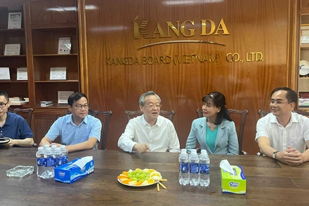 Đồng chí Trần Kiến Văn, Tổng Biên tập Nhân Dân nhật báo, trao đổi cùng đồng chí Nguyễn Thị Xuân Hương, Trưởng Ban Tuyên giáo và Dân vận Tỉnh ủy Tây Ninh.