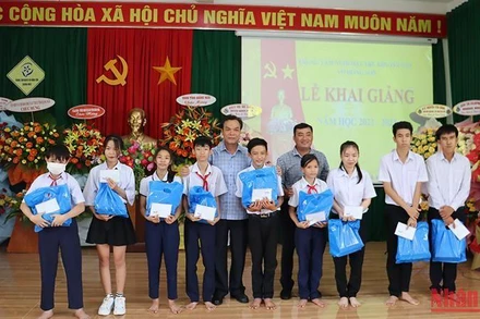 Lãnh đạo tỉnh Quảng Ngãi tặng quà cho các cháu khuyết tật có hoàn cảnh khó khăn.