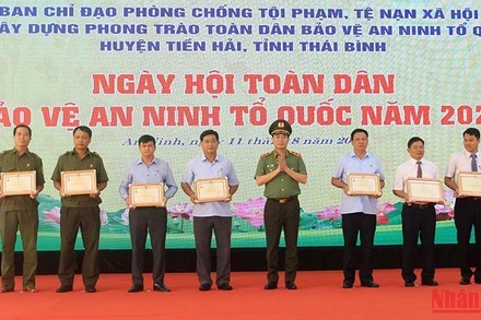 Thứ trưởng Công an Lê Quốc Hùng tặng Kỷ niệm chương “Bảo vệ an ninh Tổ quốc” và Bằng khen cho tập thể, cá nhân có thành tích xuất sắc trong phong trào “Toàn dân bảo vệ an ninh Tổ quốc”.