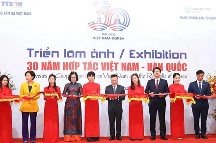 Các đại biểu cắt băng khai mạc triển lãm.