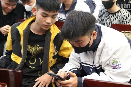 Sinh viên trải nghiệm trò chơi lái xe trong tình trạng tỉnh táo và tình trạng sau khi uống rượu bia trên điện thoại di động.