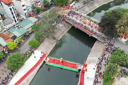 Nghi lễ “Độ hà” - rước kiệu Thánh qua sông Tô Lịch, được thực hiện bằng việc trai đinh khiêng kiệu lội qua sông Tô Lịch mà không đi trên cầu với hàm ý có từ xa xưa là “con không đi trên đầu cha”.