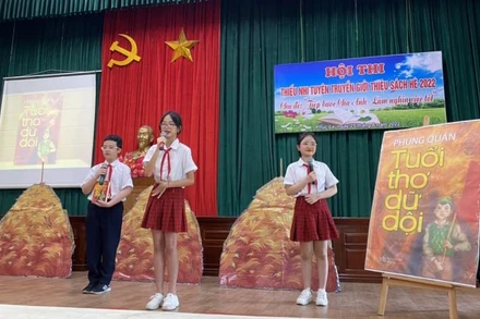 Các em thiếu nhi giới thiệu sách với chủ đề “Tiếp bước cha anh - Làm nghìn việc tốt”.