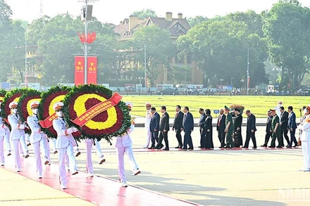 Các đồng chí lãnh đạo, nguyên lãnh đạo Đảng, Nhà nước vào Lăng viếng Chủ tịch Hồ Chí Minh.
