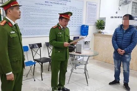 Công an tỉnh Hải Dương đọc lệnh khám xét Trung tâm đăng kiểm xe cơ giới 34-05D.