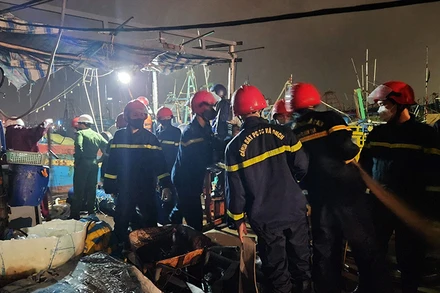 Lực lượng chức năng nỗ lực dập tắt vụ cháy trong đêm 27/1. (Ảnh: CTV)