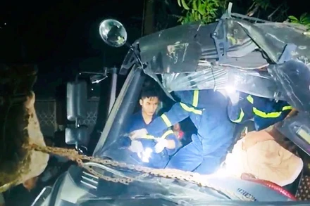 Lực lượng chức năng nỗ lực giải cứu tài xế kẹt trong cabin xe tải.