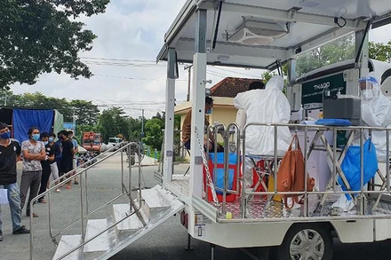 Nhân viên ngành y tế Đồng Nai tiêm vaccine phòng Covid-19.