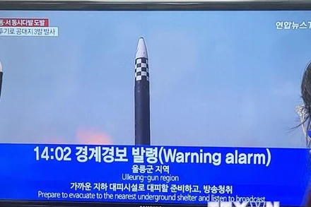 Truyền thông Hàn Quốc đưa tin về vụ phóng tên lửa đạn đạo của Triều Tiên, ngày 2/11/2022. (Ảnh: YONHAP/TTXVN)