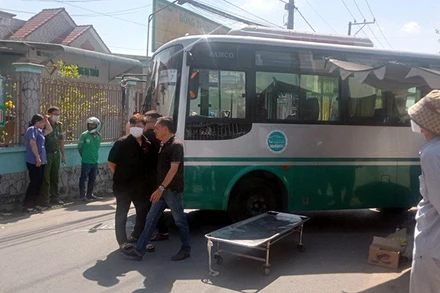 Lực lượng Cơ quan điều tra và Viện Kiểm sát nhân dân thành phố Biên Hòa có mặt tại hiện trường điều tra vụ tai nạn.