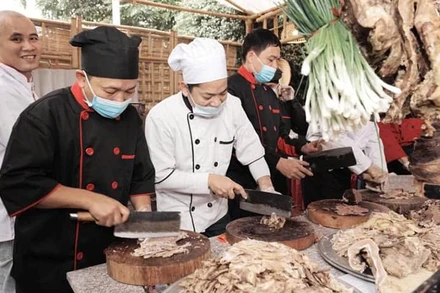 Các nghệ nhân phục vụ khách tại Festival Phở. (Ảnh: ND)