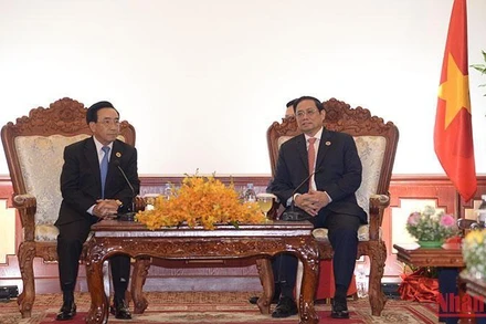 Thủ tướng Phạm Minh Chính gặp Thủ tướng Lào Phankham Viphavanh.