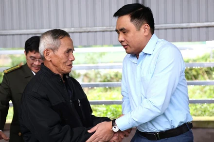 Thứ trưởng Nông nghiệp và Phát triển nông thôn Nguyễn Quốc Trị thăm hỏi, chia buồn với người thân đồng chí Nguyễn Kim Anh.