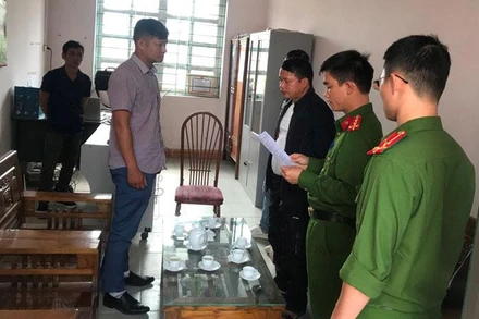 Cơ quan Công an thi hành lệnh bắt Nông Văn Hoành (áo kẻ), nguyên Phó Giám đốc Văn phòng đăng ký đất đai huyện Thạch An, tỉnh Cao Bằng.