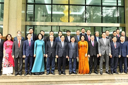 Đồng chí Trần Cẩm Tú, Ủy viên Bộ Chính trị, Bí Thư Trung ương Đảng, Chủ nhiệm Ủy ban Kiểm tra Trung ương với các Trưởng Cơ quan đại diện Việt Nam ở nước ngoài tại buổi gặp mặt. (Ảnh: Đăng Khoa)