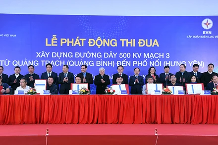 Các đồng chí lãnh đạo chứng kiến chủ đầu tư, các đơn vị liên quan ký cam kết thi đua hoàn thành dự án đúng tiến độ, chất lượng.