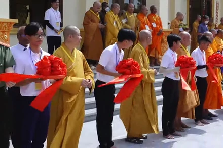 Nghi thức cắt băng khánh thành Trai đường.