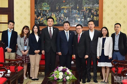 Tổng Biên tập Báo Nhân Dân Lê Quốc Minh cùng lãnh đạo JICA tại Việt Nam và các thành viên hai đơn vị tại buổi tiếp.