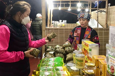 Người tiêu dùng tham quan, mua sắm các sản phẩm nông sản, OCOP chuẩn bị Tết.