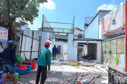 Căn nhà của ông Nguyện (bên trái) cạnh nhà ông Cột không có quyết định cưỡng chế nhưng bị cưỡng chế “nhầm”. 