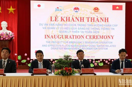 Lãnh đạo Cục Quản lý đê điều và Phòng, chống thiên tai, Ủy ban nhân dân tỉnh Thừa Thiên Huế cùng các đơn vị đối tác của Nhật Bản phối hợp tổ chức khánh thành dự án.