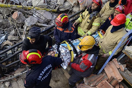 Một bé gái 12 tuổi được giải cứu dưới những đống đổ nát sau trận động đất ở Hatay, Thổ Nhĩ Kỳ, ngày 12/2/2023. (Nguồn: AFP/TTXVN)