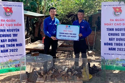 Trao tặng gà giống cho thanh niên.