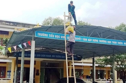 Các đơn vị trường học khẩn trương chằng chống trường lớp để phòng, chống bão Noru.