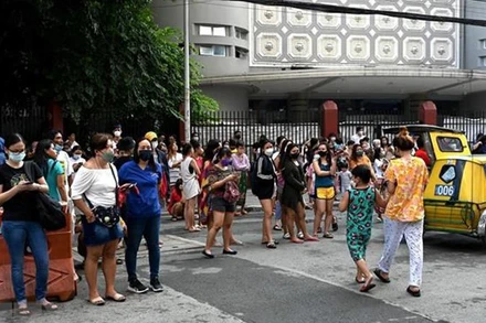 Người dân tại Manila, Philippines, sơ tán ra bên ngoài các tòa nhà sau trận động đất ngày 27/7/2022. (Ảnh minh họa: AFP/ TTXVN)