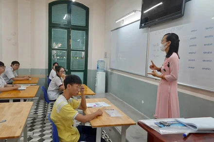 Cán bộ coi thi phổ biến lại quy chế thi cho các thí sinh trước khi vào thi mỗi môn.