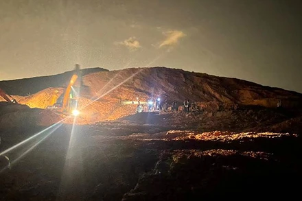 Các lực lượng chức năng cùng đơn vị khai thác tập trung nhân lực, phương tiện, thiết bị để tìm kiếm các nạn nhân bị mất tích trong đêm.