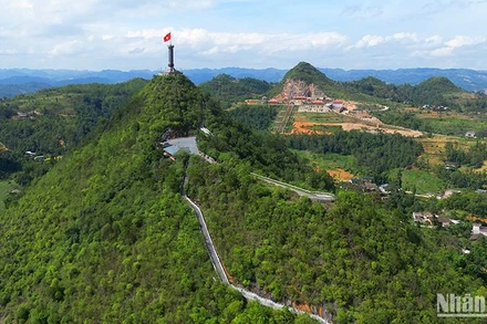 Là vùng đất địa đầu Tổ quốc, biểu tượng của Hà Giang và biểu tượng chủ quyền Tổ quốc chính là Di tích lịch sử quốc gia Cột cờ Lũng Cú thuộc xã Lũng Cú, huyện Đồng Văn. Từ xa nhìn lại, Cột cờ Lũng Cú sừng sững trên đỉnh núi Rồng, lá cờ đỏ sao vàng tung bay trong gió đầy kiêu hãnh.