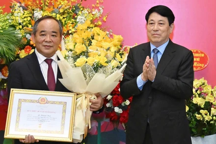 Chủ tịch nước Lương Cường trao Huy hiệu 40 năm tuổi Đảng cho đồng chí Lê Khánh Hải.