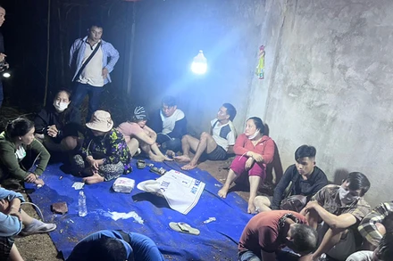 Công an thị xã Phú Mỹ bắt quả tang 20 đối tượng tụ tập đánh bạc ăn tiền. (Ảnh: CA thị xã Phú Mỹ).